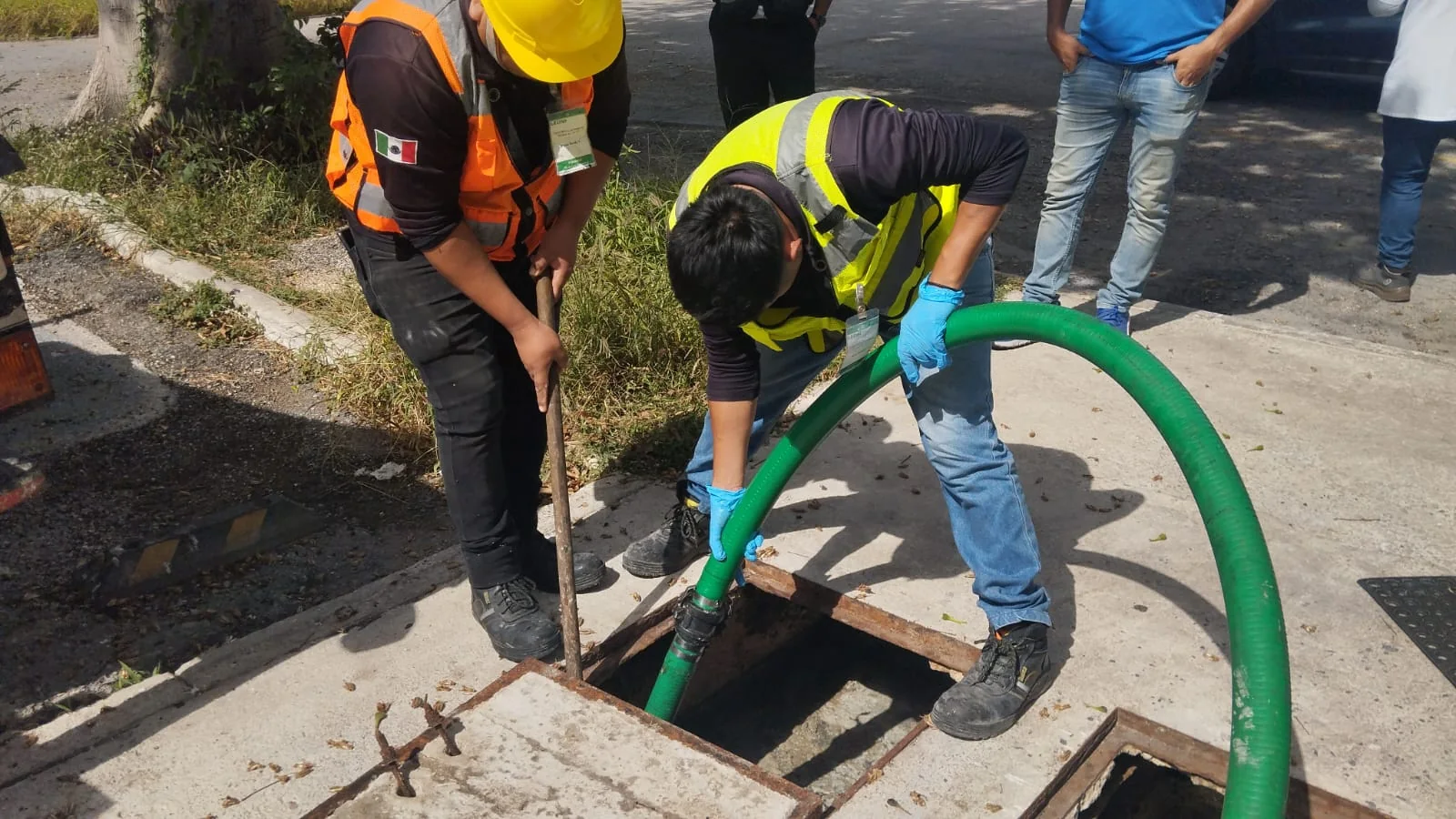 Cuadrilla atendiendo un punto crítico