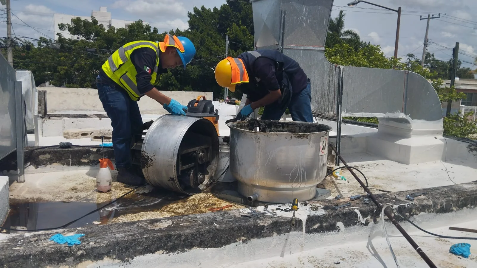 Técnicos dando mantenimiento a equipo de tratamiento de aguas