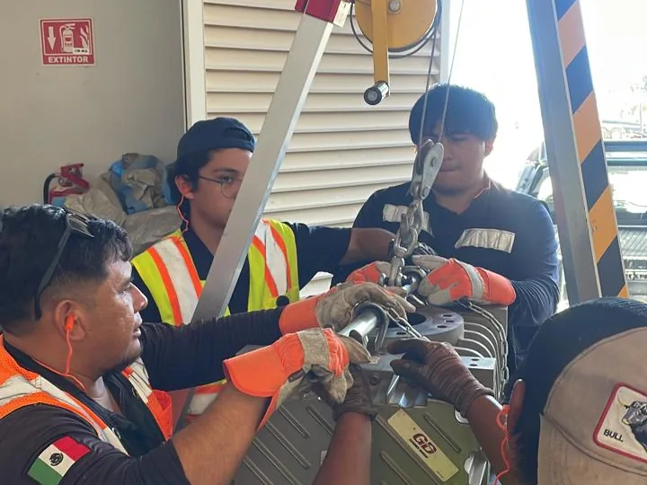 Técnico Sinbio realizando operación y mantenimiento en una PTAR