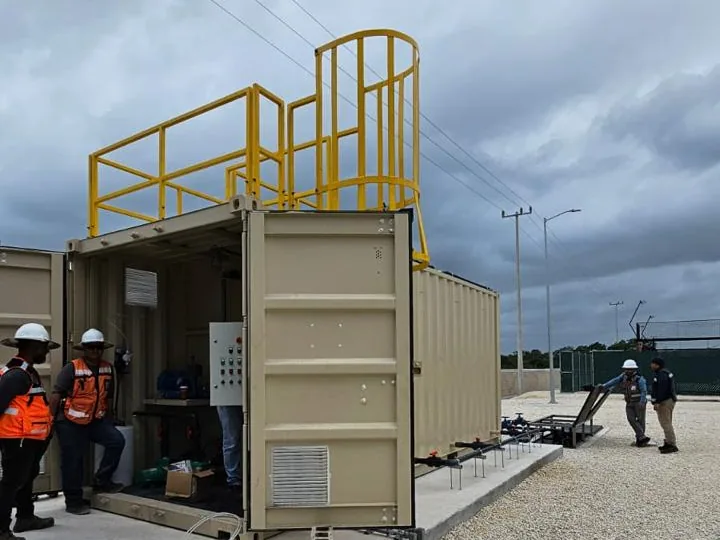 Técnico revisando condiciones de una planta de tratamiento