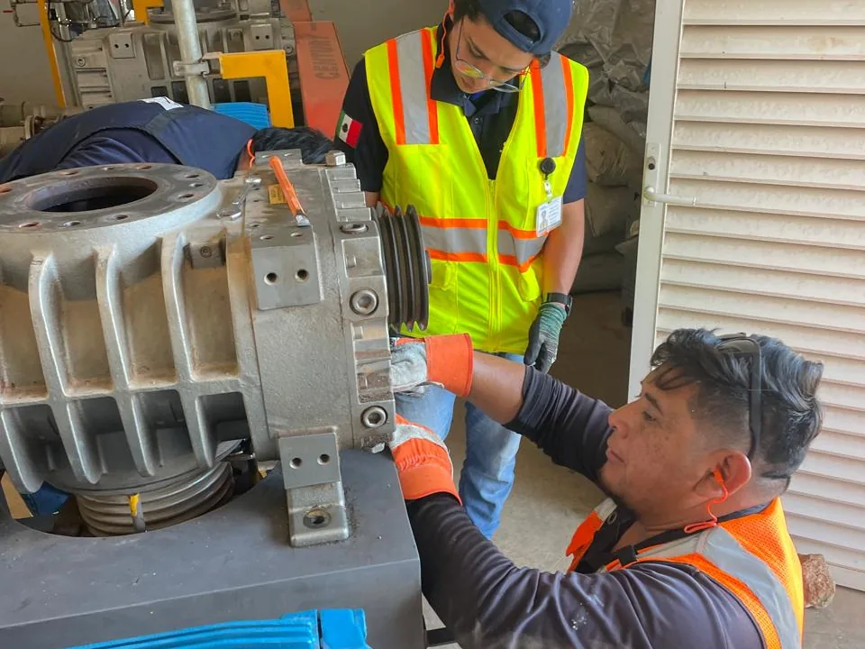 Equipo técnico realizando mantenimiento en una PTAR